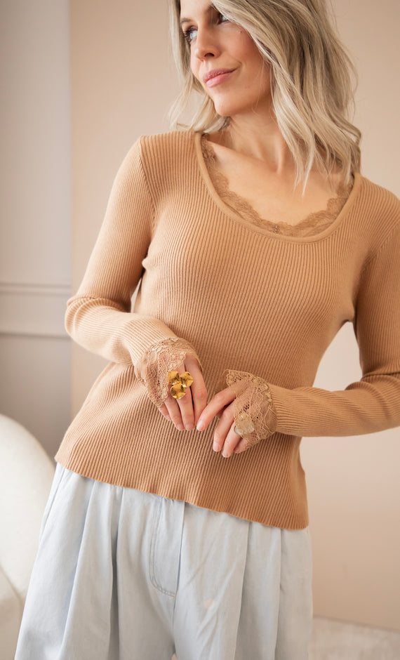Elsie Laced Camel - Longsleeve