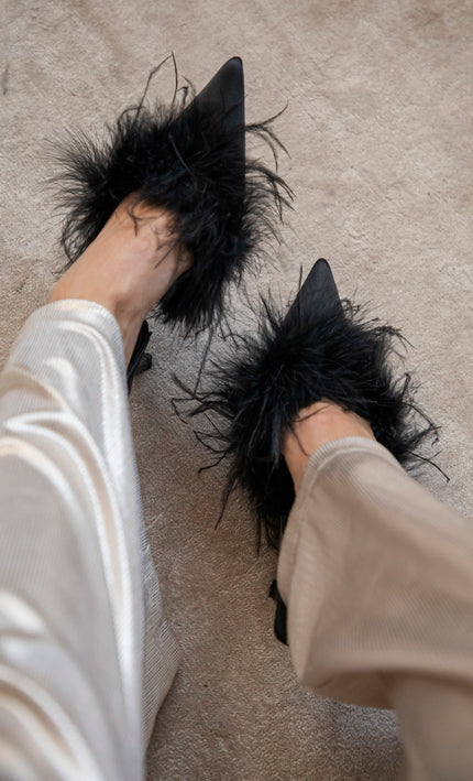 Pretty Plumes Black - Heels